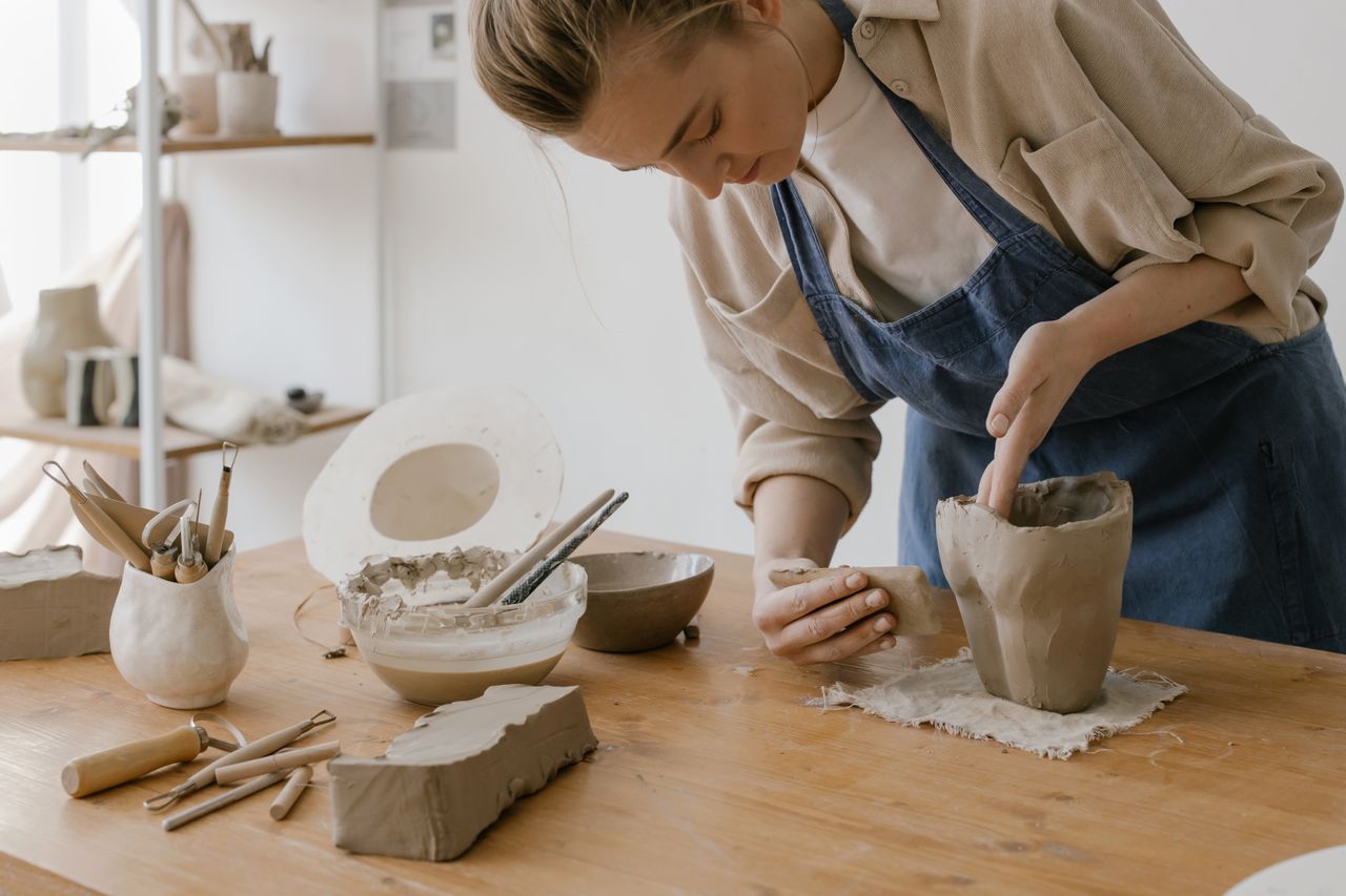 Matières premières et précommandes en atelier d'artisan créateur