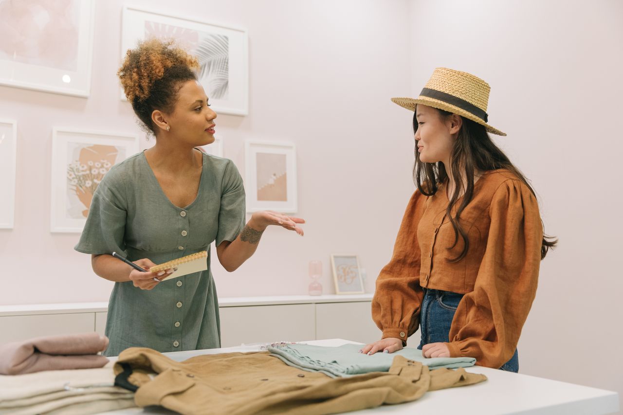 Client rapportant un produit en magasin pour un retour ou un échange