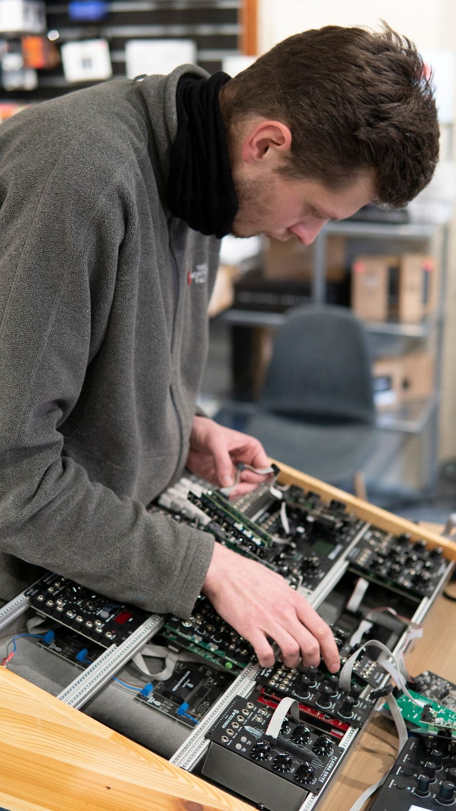 Technicien préparant un équipement de caisse RetailPOS